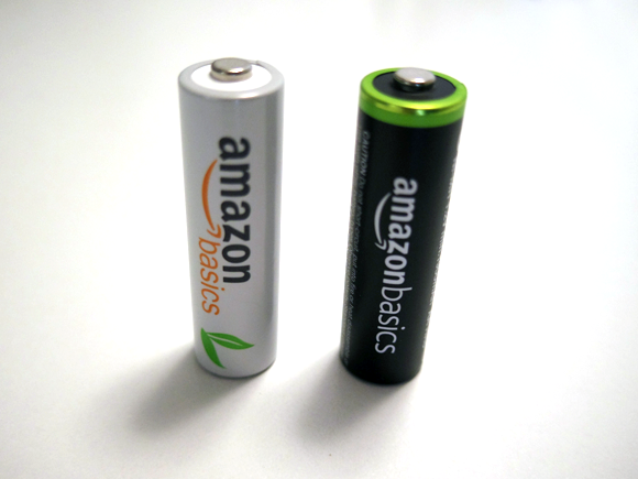 Amazonベーシック 充電式ニッケル水素電池 単3形8個パック (最小容量1900mAh、約1000回使用可能)の白黒比較